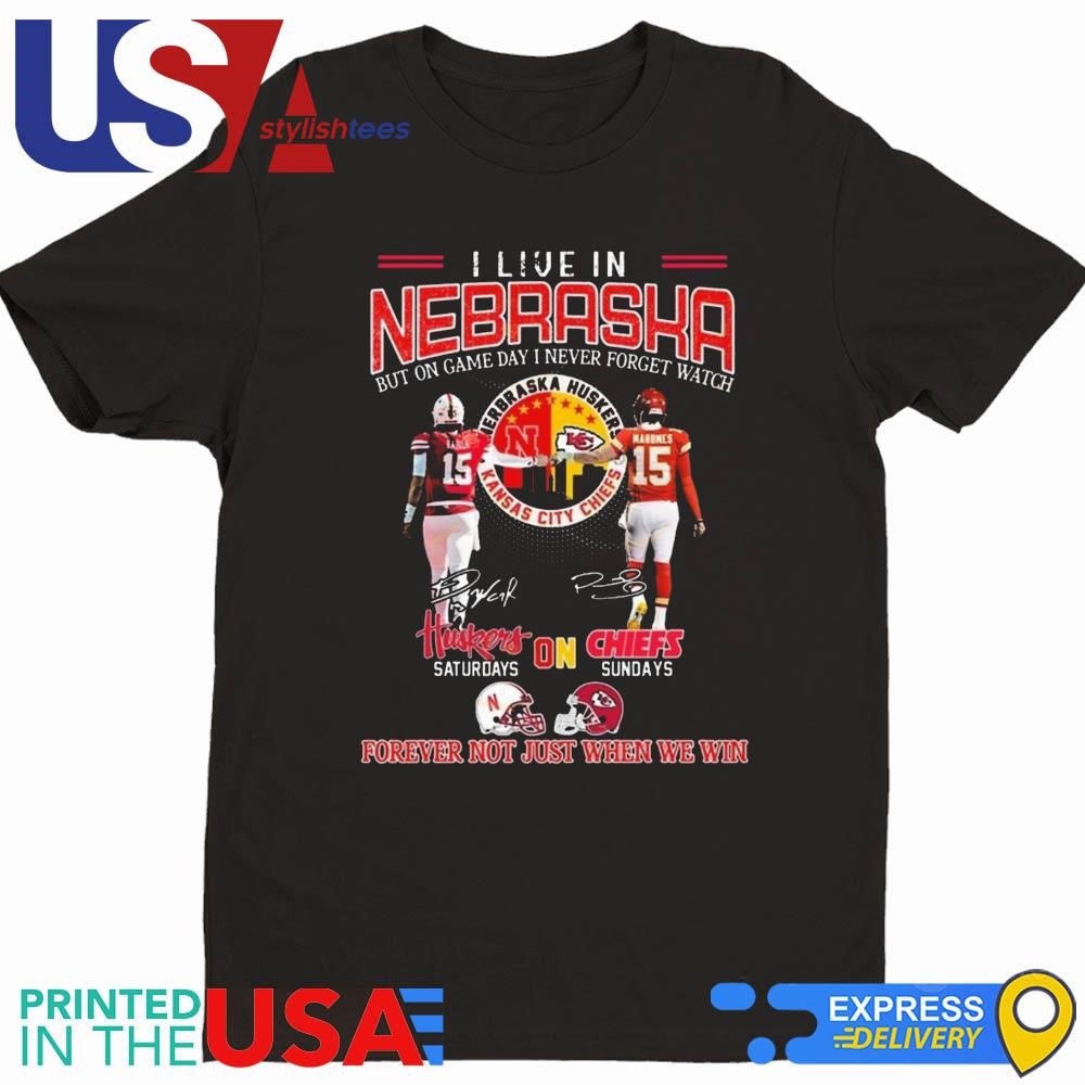 I Live In Nebraska But On Game Day I Never Forget Watch Nebraska Huskers x Kansas City Chiefs Signatures 2024 Shirt